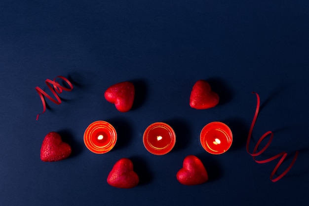 San Valentino sfondo romantico con cuori e candele. sfondo vacanza con cuori. Festeggiamenti per matrimoni e altre celebrazioni con spazio per il testo