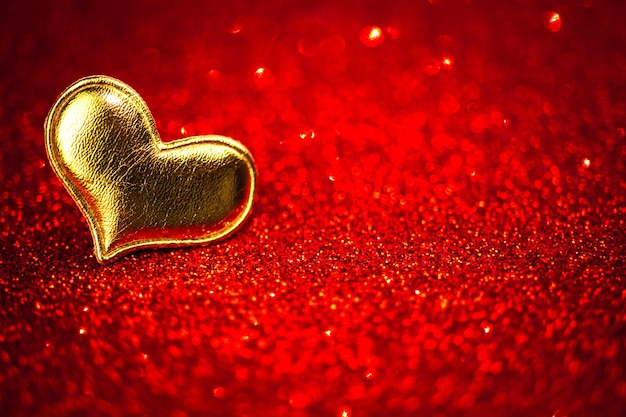 San Valentino. Sfondo rosso scintillante con cuore d'oro. 14 febbraio saluti