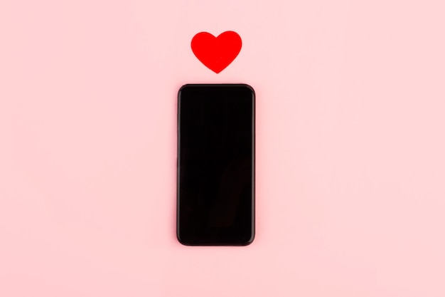 San Valentino. Smartphone e cuore sul rosa