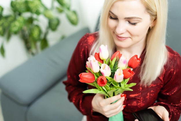 San Valentino, sognando una giovane donna con un mazzo di fiori.