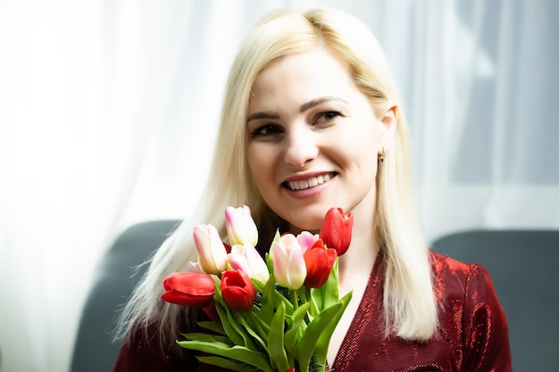 San Valentino, sognando una giovane donna con un mazzo di fiori.