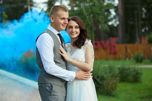 San Valentino, una coppia innamorata che si abbraccia e si bacia nel parco. L'uomo abbraccia una bella donna, fidanzamento