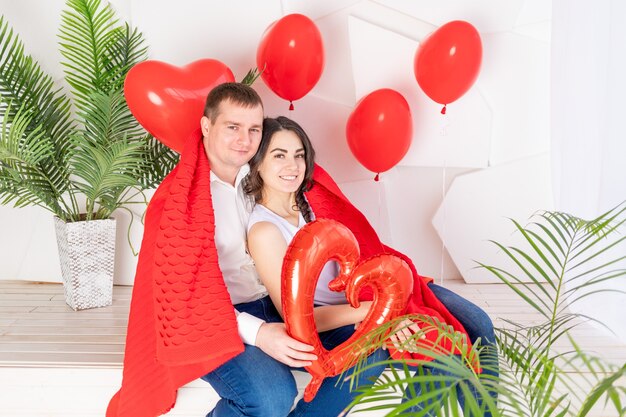 San Valentino, una coppia innamorata che tiene un grande cuore rosso