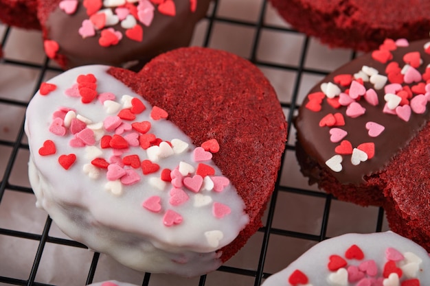San Valentino Velluto rosso o biscotti brownie su glassa di cioccolato a forma di cuore su sfondo rosa romantico Idea dessert per San Valentino Festa della mamma o della donna Gustosa torta dolce fatta in casa