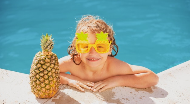 Sana attività all'aperto per le vacanze estive dei bambini e il concetto di vacanza dei bambini piccolo bambino ragazzo hav