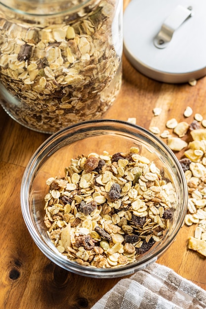 Sana colazione a base di cereali Muesli misti in una ciotola su un tavolo di legno