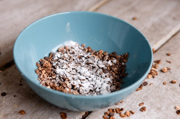 Sana colazione a base di cereali su fondo in legno