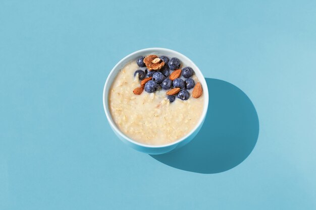 Sana colazione a base di farina d'avena con frutti di bosco e noci