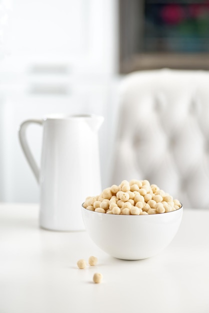 Sana colazione a base di palline di grano con latte su un tavolo luminoso. messa a fuoco selettiva