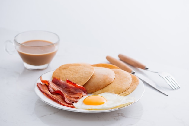 Sana colazione americana completa con uova pancetta e frittelle