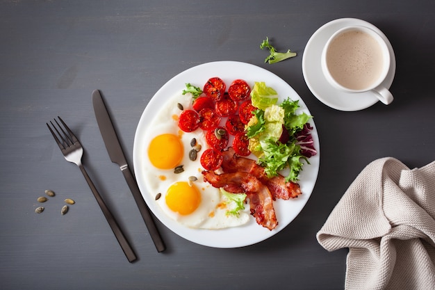 Sana colazione cheto: uova, pomodori, foglie di insalata e pancetta