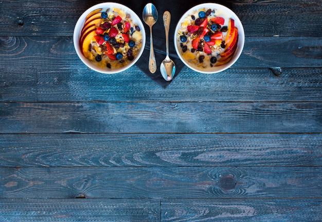 Sana colazione con latte, muesli e frutta, su una superficie di legno.