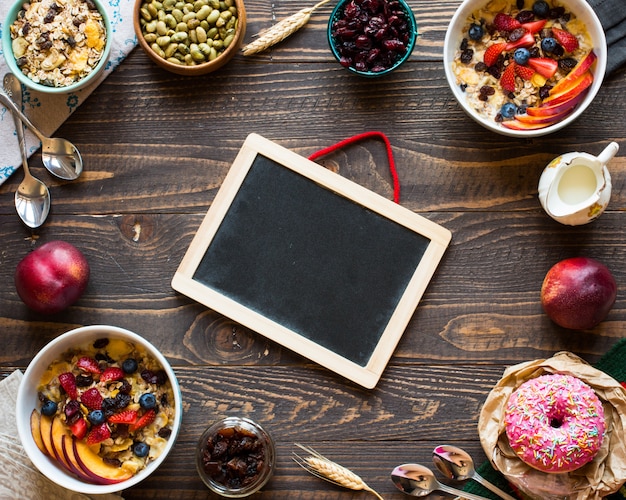 Sana colazione con milkmuesli e frutta su un fondo di legno.