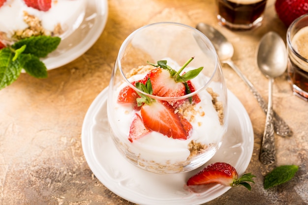 Sana colazione con muesli e frutti di bosco