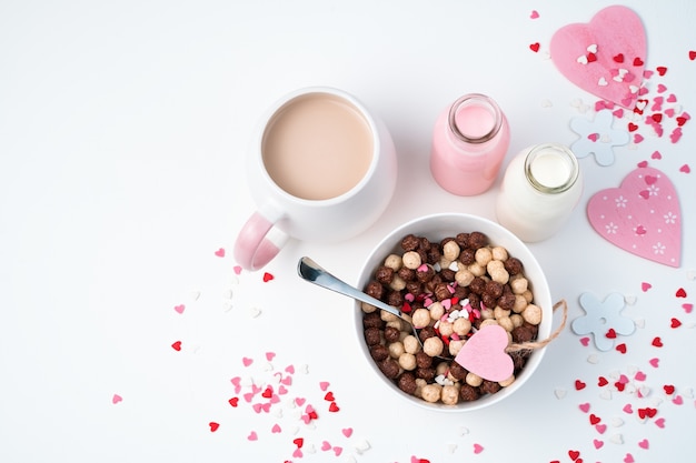 Sana colazione con palline di cioccolato di cereali caffè con latte su una superficie festosa.