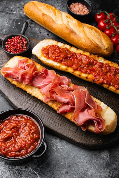 Sana colazione con pane tostato fatto in casa su sfondo nero tavolo in pietra scura