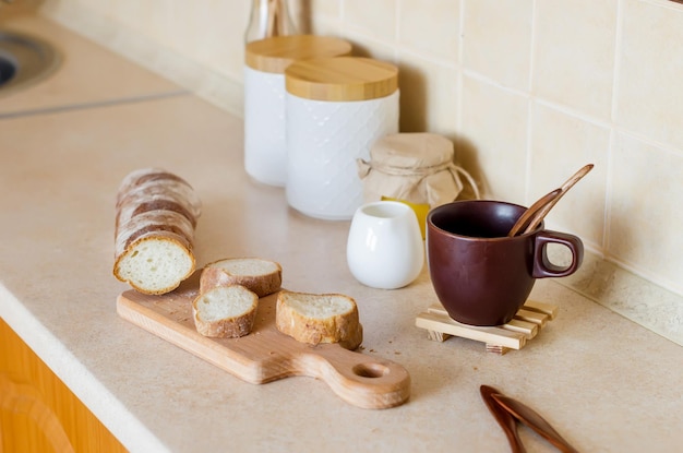 Sana colazione con pomodori baguette su tavola di legno