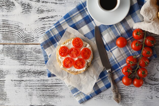 sana colazione con pomodoro e caffè freschi