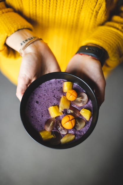 Sana colazione con yogurt e frutta fresca.