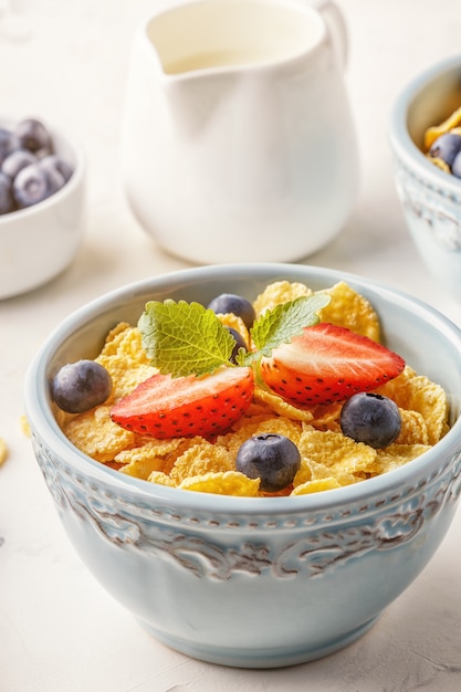 Sana colazione - corn flakes con frutta e bacche.