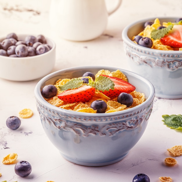 Sana colazione - corn flakes con frutta e bacche.