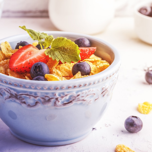 Sana colazione - corn flakes con frutta e bacche.