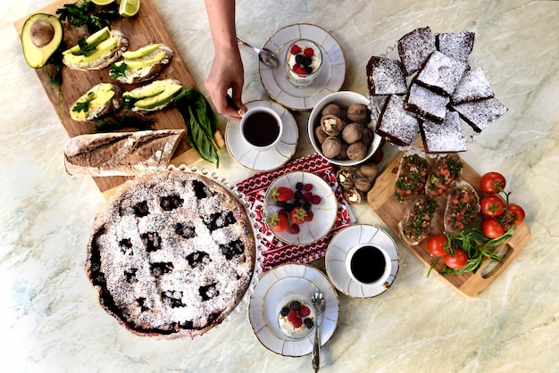 Sana colazione deliziosa per due. Caffè fresco, parfait allo yogurt, bruschetta di avocado e dessert. Vista dall&#39;alto