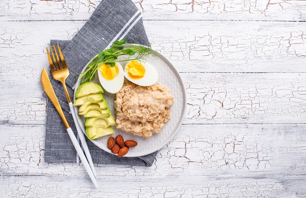 Sana colazione equilibrata nel piatto