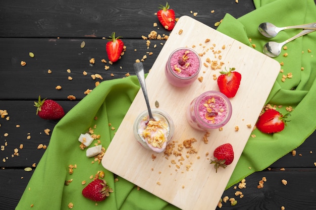 Sana colazione estiva. Vaso con muesli, yogurt e fragole