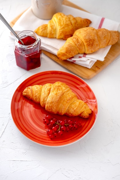 Sana Colazione Francese Con Frutti Di Bosco, Croissant E Marmellata