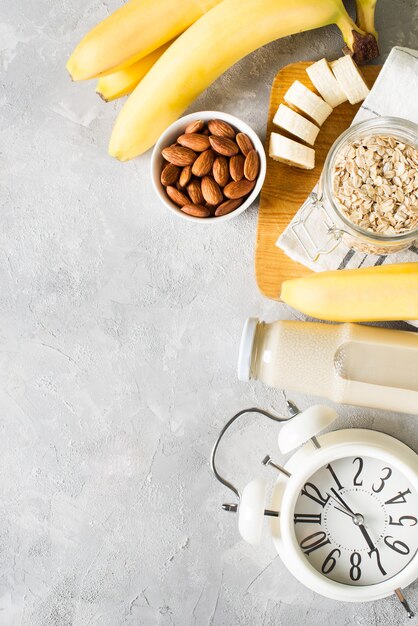 Sana colazione frullato banana farina d'avena latte di mandorle con allarme bianco