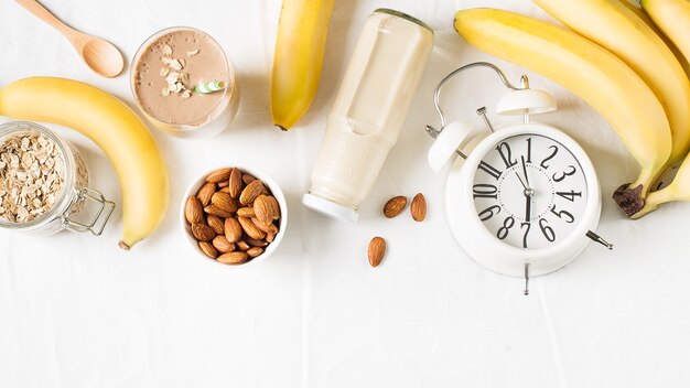 Sana colazione frullato banana farina d'avena latte di mandorle con allarme bianco