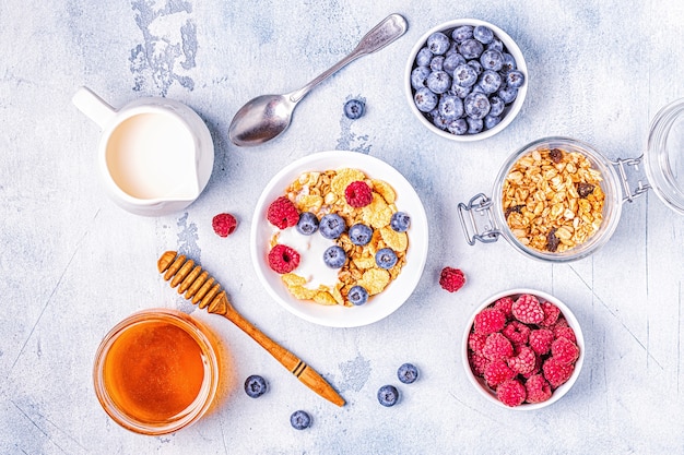 Sana colazione, muesli, cereali con frutta, vista dall'alto.