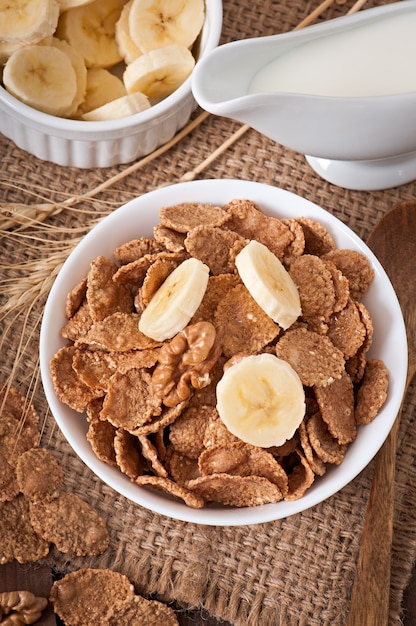 Sana colazione - muesli integrali in una ciotola bianca