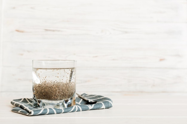 Sana colazione o mattina con semi di chia e limone sullo sfondo del tavolo dieta vegetariana e concetto di salute Budino di chia con limone