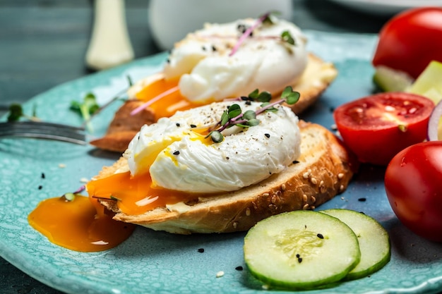 Sana colazione o spuntino Uovo in camicia su pane tostato e insalata di verdure fresche con una tazza di caffè Sfondo della ricetta alimentare Primo piano