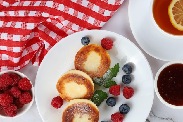 Sana colazione servita con frittelle di ricotta e tè