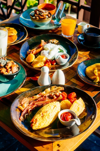 Sana colazione set con pane e caffè succo d&#39;arancia pancetta frittata pane al latte e caffè