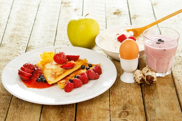 Sana colazione sul tavolo di legno