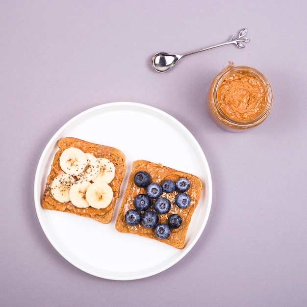 Sana colazione vegetariana con burro di arachidi, frutta e super alimenti.