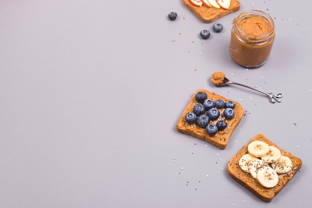 Sana colazione vegetariana con burro di arachidi, frutta e super alimenti.