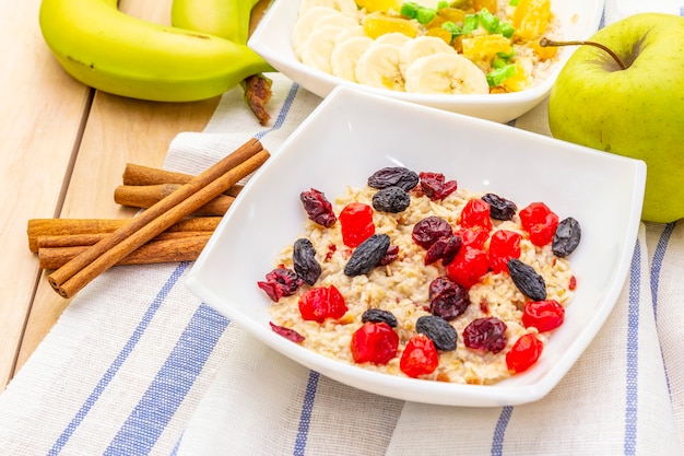 Sana colazione vegetariana con farina d'avena e frutta