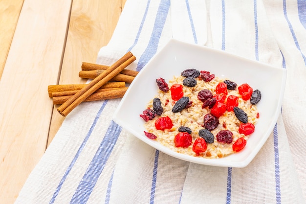 Sana colazione vegetariana con farina d'avena e frutta