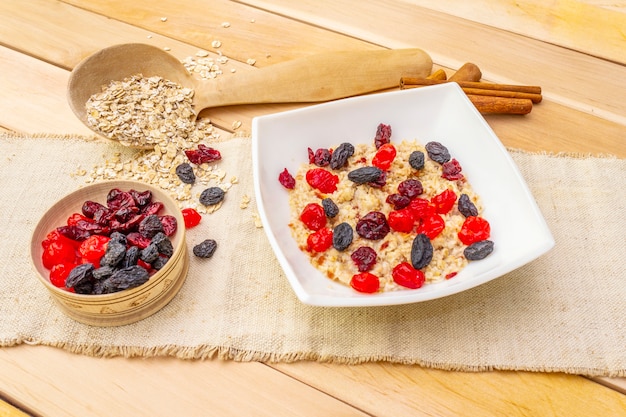 Sana colazione vegetariana con farina d'avena e frutta