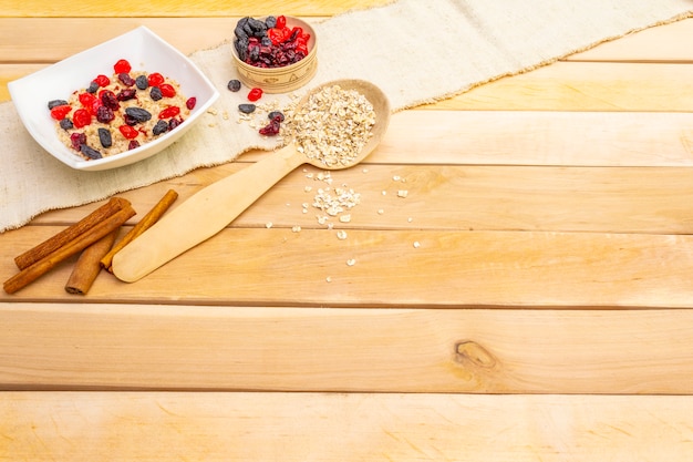 Sana colazione vegetariana con farina d'avena e frutta