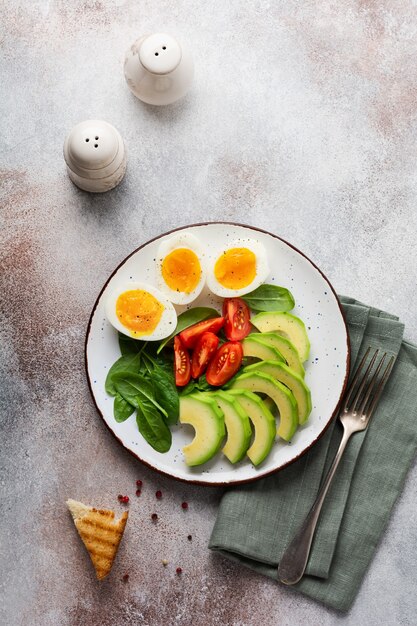 Sana colazione vegetariana con insalata