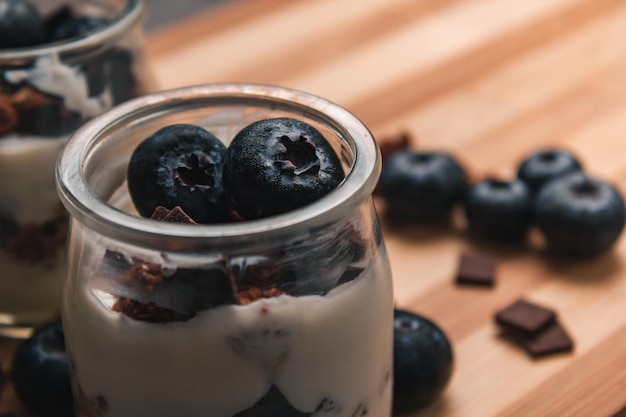 Sana colazione yogurt con frutti di bosco e muesli in vasetto