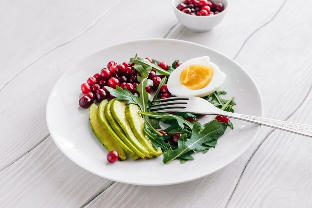 Sana insalata con avocado e frutti di bosco