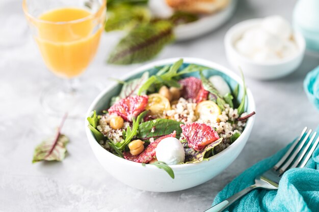 Sana insalata con quinoa, verdure e pompelmo