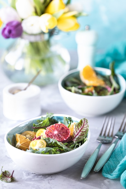 Sana insalata con quinoa, verdure e pompelmo